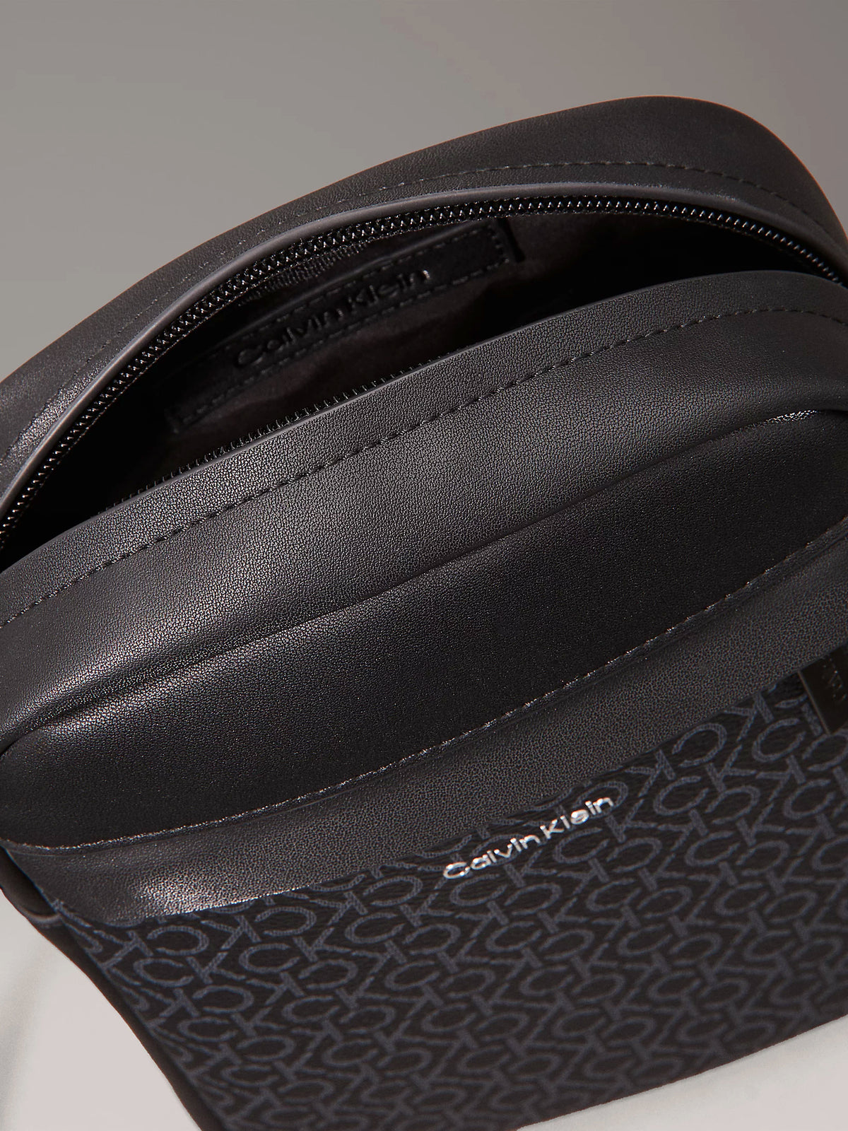 #group_classic-mono-black