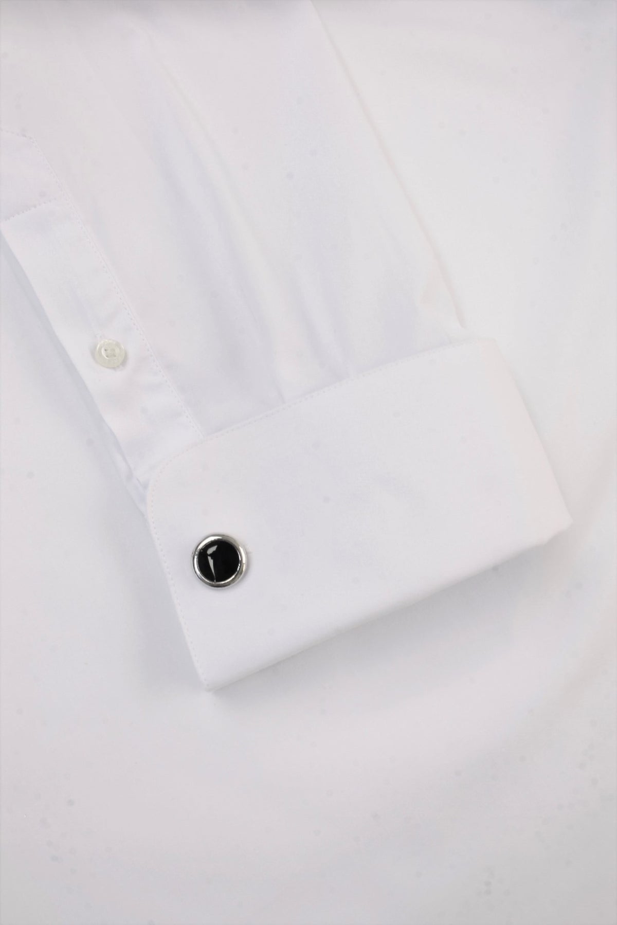 #group_white---wing-collar---black-buttons